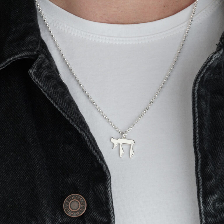 שרשרת חי עם שיבוץ יהלום על דוגמנית להמחשת מראה התכשיט
