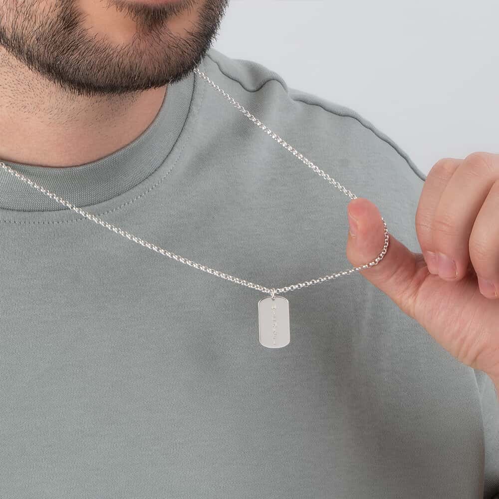 שרשרת פלטה עבה עם שם חרוט לגבר שרשרת פלטה עבה עם שם חרוט לגבר