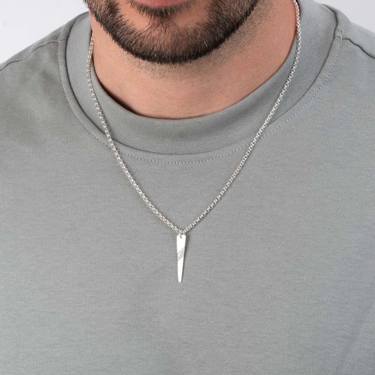 שרשרת גיאומטרית ארוכה לגבר על דוגמנית להמחשת מראה התכשיט