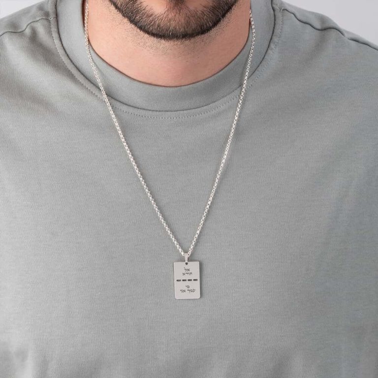 שרשרת דיסקית בחריטה אישית על דוגמנית להמחשת מראה התכשיט
