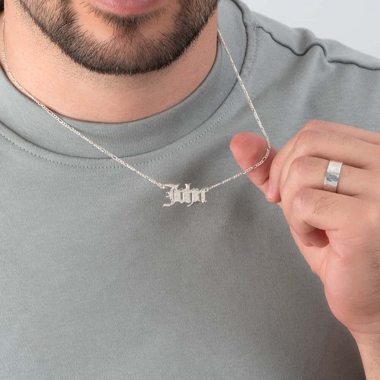 שרשרת שם מרוקעת לגבר בסגנון גותי על דוגמנית להמחשת מראה התכשיט