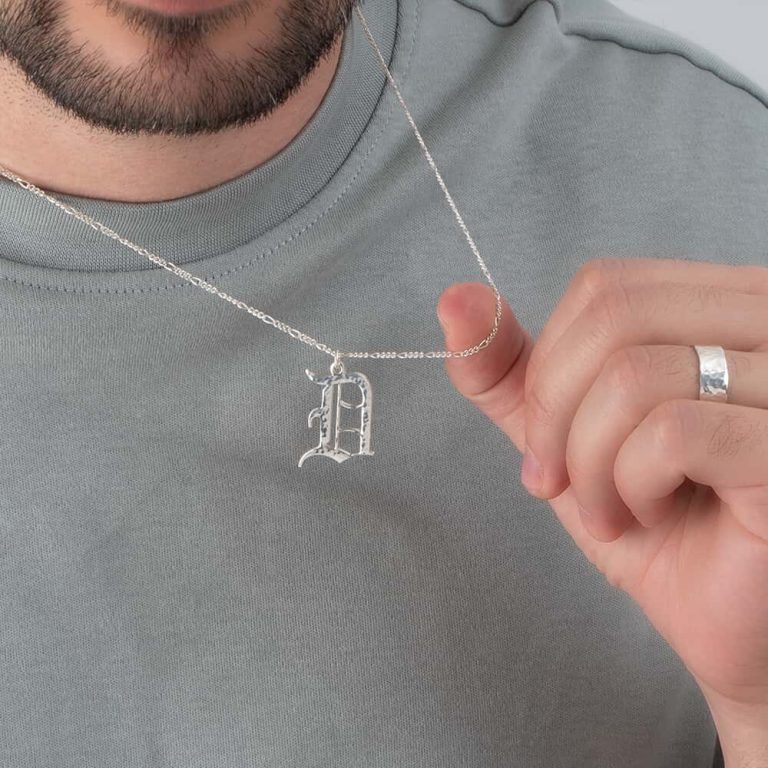 שרשרת אות גותית מרוקעת - שרשרת פיגרו על דוגמנית להמחשת מראה התכשיט