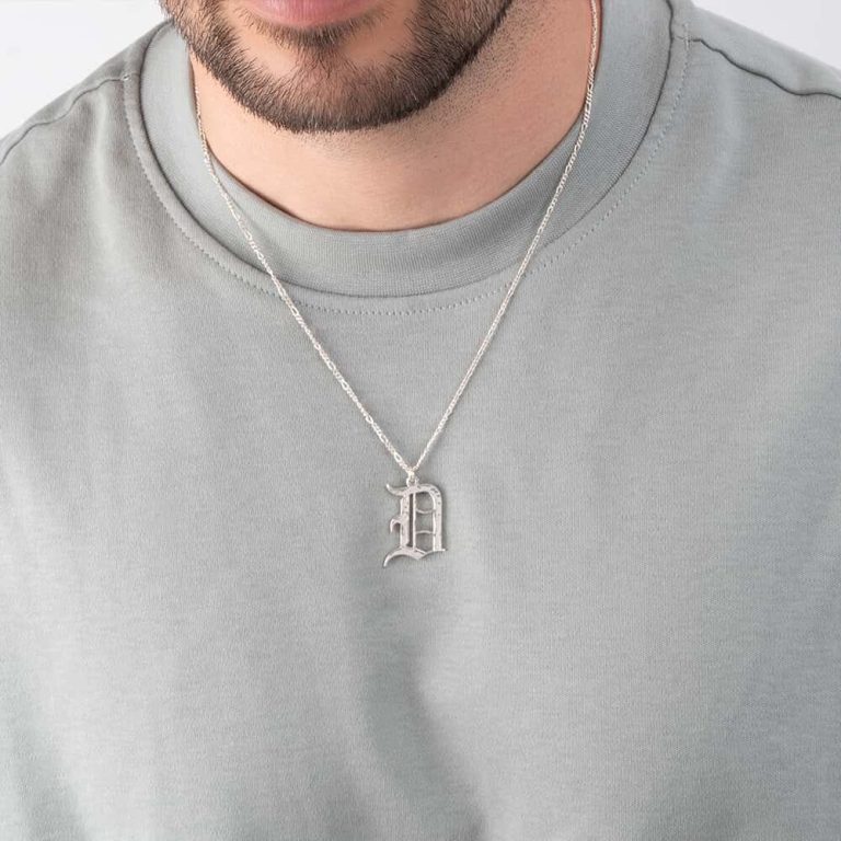 שרשרת אות גותית מרוקעת - שרשרת פיגרו על דוגמנית להמחשת מראה התכשיט