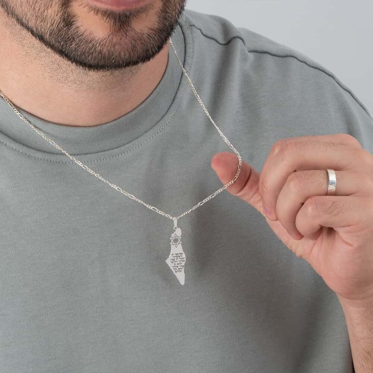 שרשרת ארץ ישראל בחריטת ברכת הכהנים על דוגמנית להמחשת מראה התכשיט
