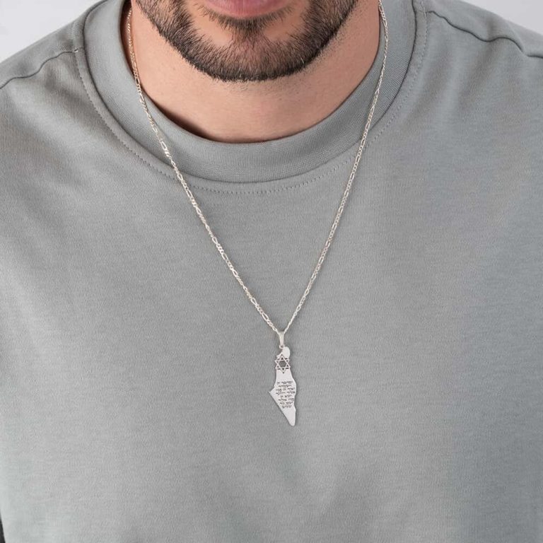 שרשרת ארץ ישראל בחריטת ברכת הכהנים על דוגמנית להמחשת מראה התכשיט