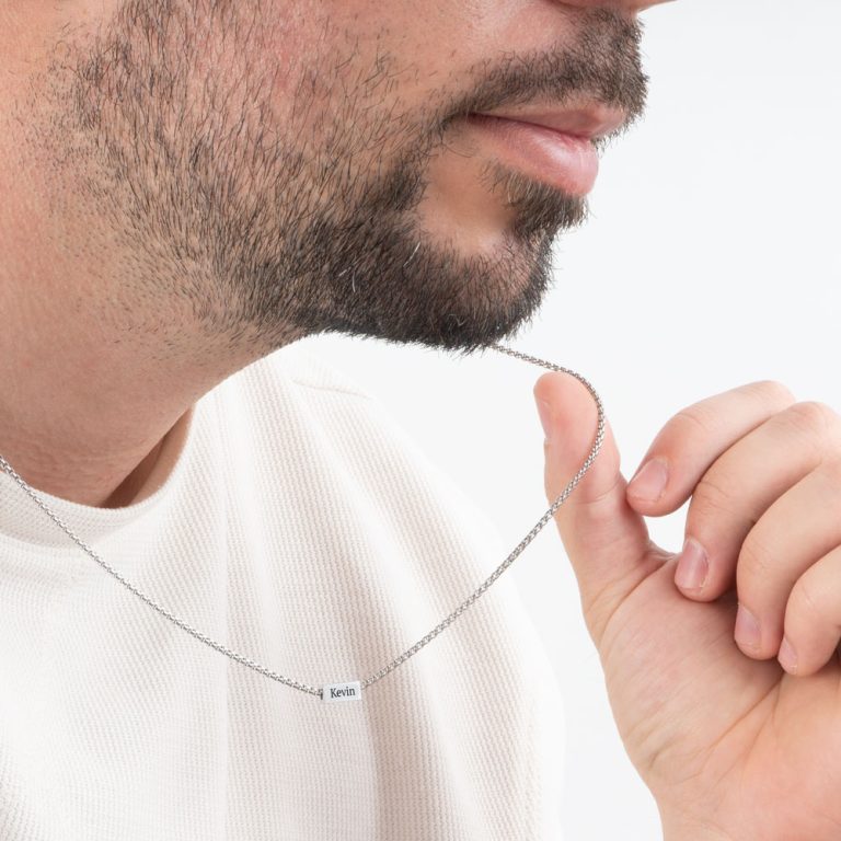 שרשרת חריטה אישית לגבר עם תליון בר מרובע על דוגמנית להמחשת מראה התכשיט