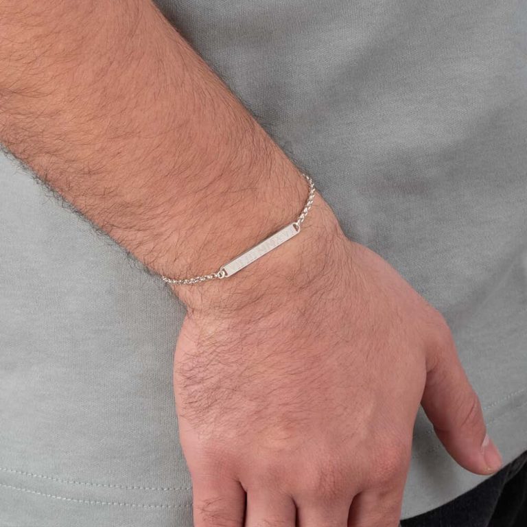 סט צמידים זוגי עם חריטת תאריך בספרות רומיות על דוגמנית להמחשת מראה התכשיט