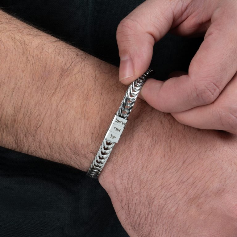 Alternative view of צמיד חריטה לגבר עם חריטה אישית של שמות הילדים