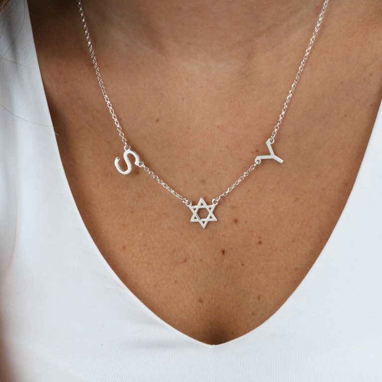 שרשרת מגן דוד ואותיות לאישה על דוגמנית להמחשת מראה התכשיט
