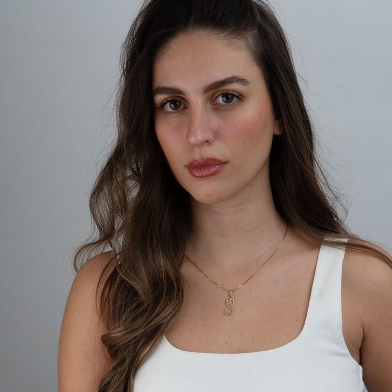 שרשרת אות על דוגמנית להמחשת מראה התכשיט