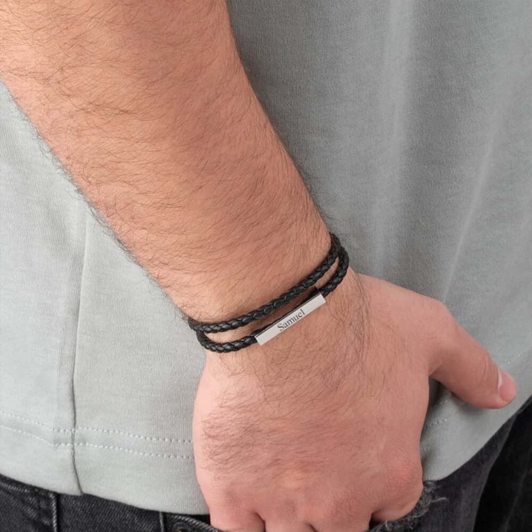 צמיד עור כפול לגבר עם בר חריטה תלת מימד על דוגמנית להמחשת מראה התכשיט