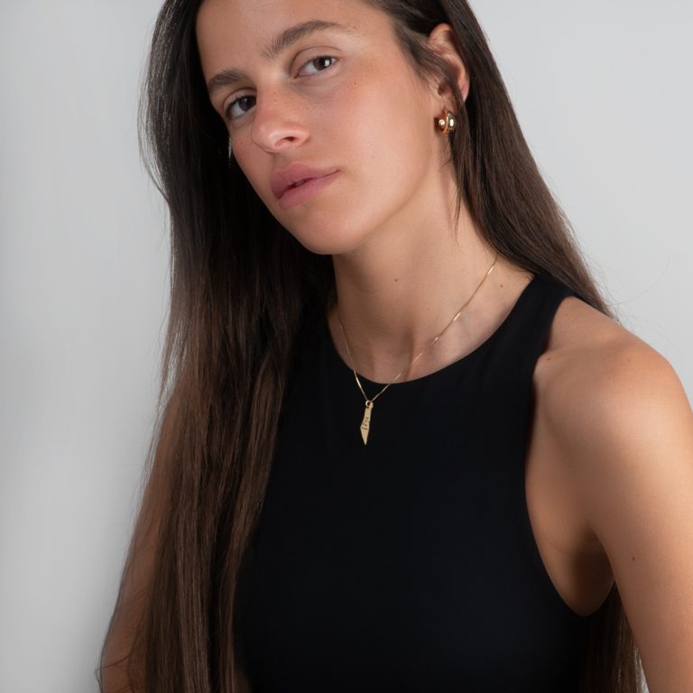 שרשרת מפת ארץ ישראל עדינה עם חריטה אישית על דוגמנית להמחשת מראה התכשיט