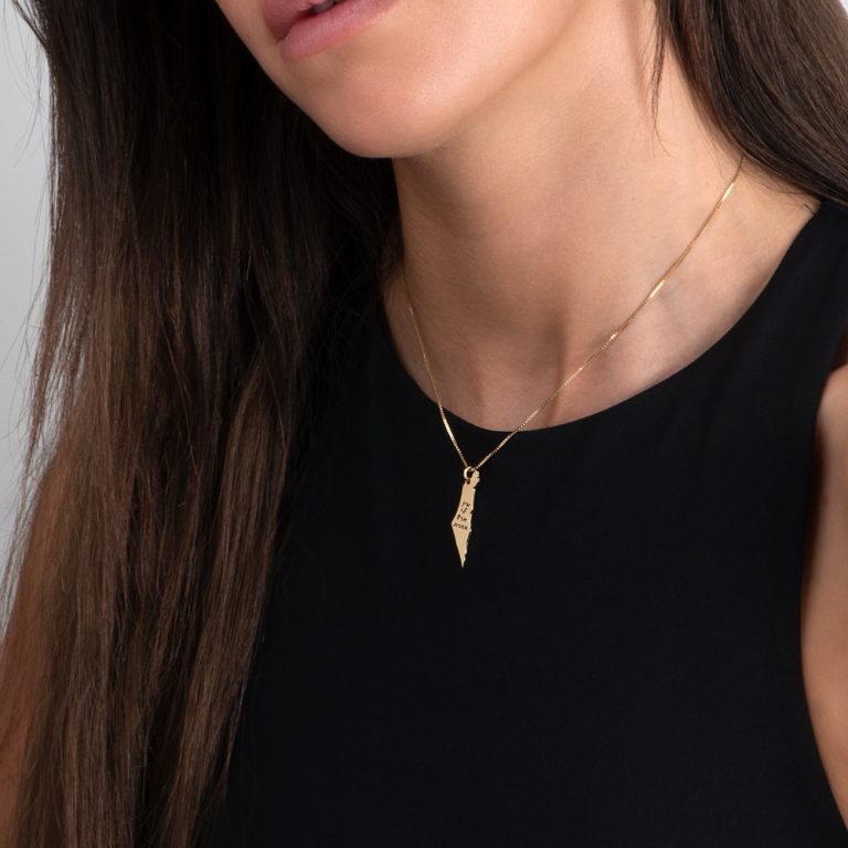 שרשרת מפת ארץ ישראל עדינה עם חריטה אישית על דוגמנית להמחשת מראה התכשיט
