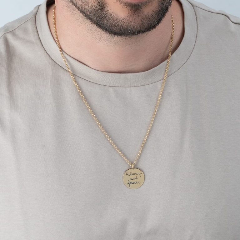 שרשרת לגבר עם חריטת כתב יד על דוגמנית להמחשת מראה התכשיט