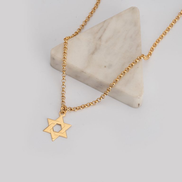 שרשרת מגן דוד עדינה לגבר על דוגמנית להמחשת מראה התכשיט