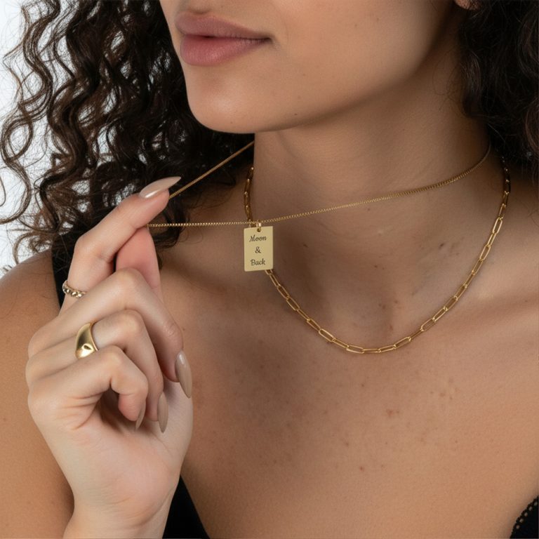 שרשרת תג מותאמת אישית עם חריטה על דוגמנית להמחשת מראה התכשיט