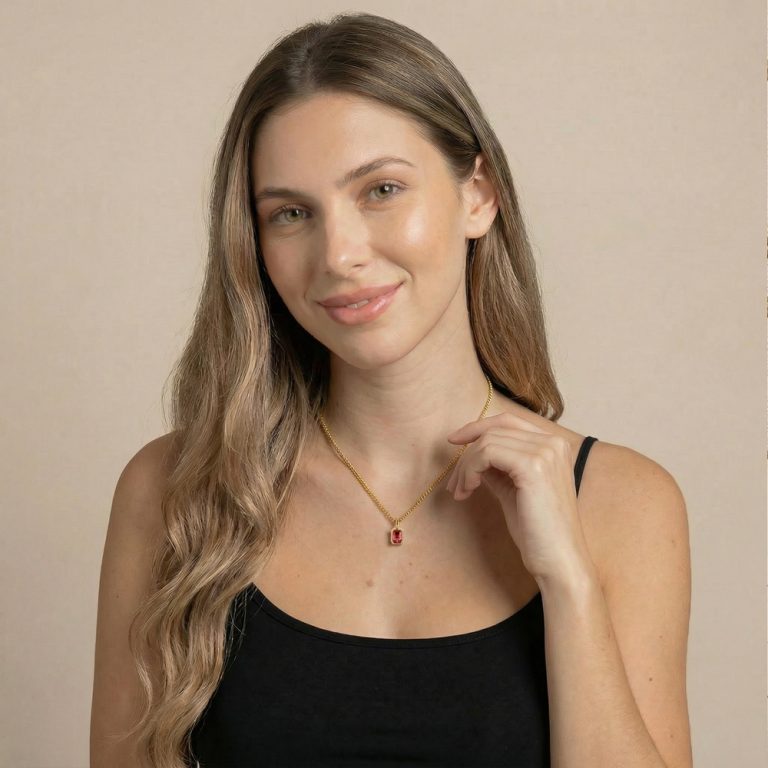 שרשרת אבן לידה על דוגמנית להמחשת מראה התכשיט