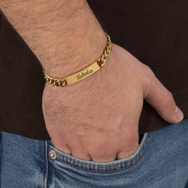 צמיד עם הקדשה אישית לגבר על דוגמנית להמחשת מראה התכשיט