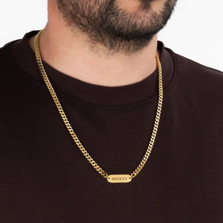 שרשרת גורמט עם פלטה חרוטה אישית לגברים על דוגמנית להמחשת מראה התכשיט