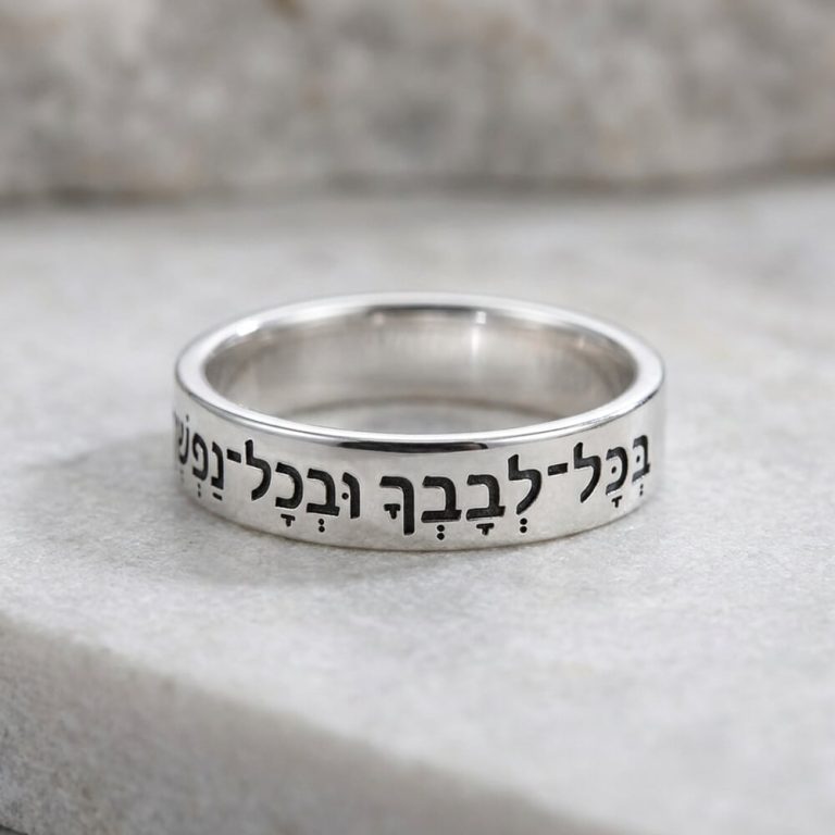 טבעת לגבר עם חריטה בעברית וניקוד על דוגמנית להמחשת מראה התכשיט
